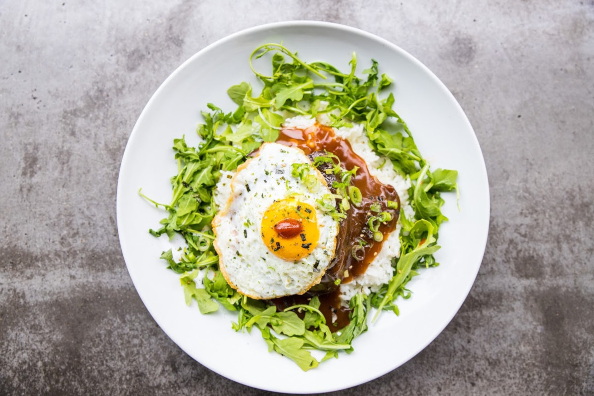 Fried eggs with sauce and green salad